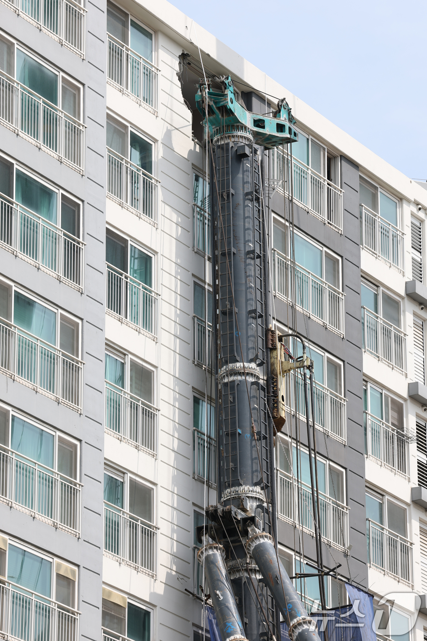 (용인=뉴스1) 김영운 기자 = 6일 오전 경기 용인시 기흥구 서천동 인덕원~동탄 복선전철 제10공구 노반신설 기타공사 현장에 '천공기'(지반을 뚫는 건설기계)가 넘어져 있다.지난 …