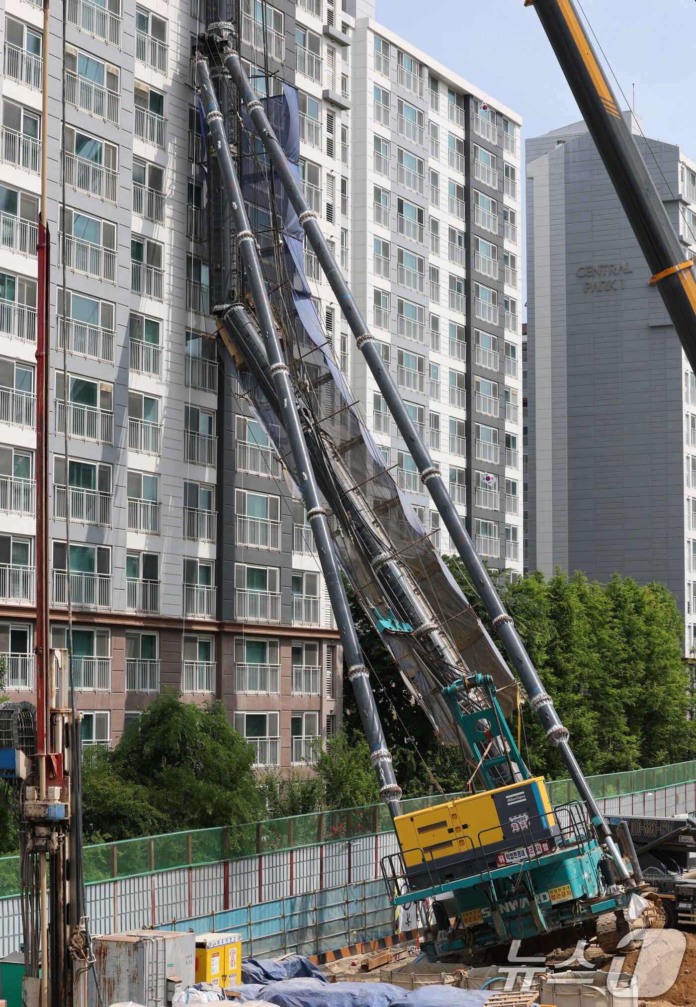 본문 이미지 - 6일 오전 경기 용인시 기흥구 서천동 인덕원~동탄 복선전철 제10공구 노반신설 기타공사 현장에 '천공기'(지반을 뚫는 건설기계)가 넘어져 있다.  2025.6.6/뉴스1 ⓒ News1 김영운 기자