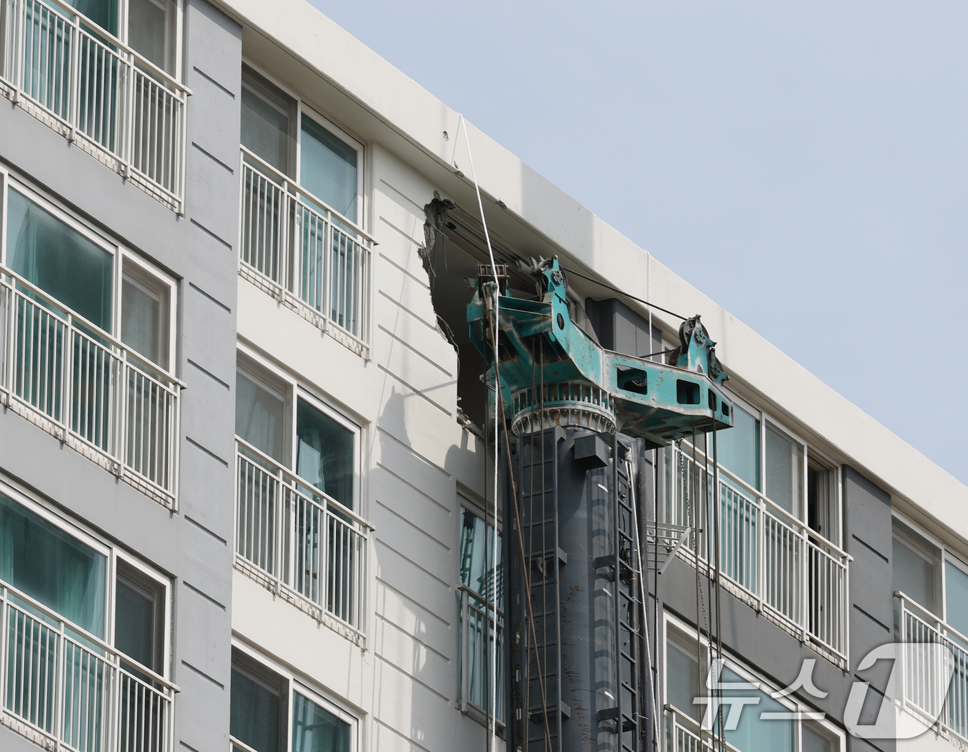 (용인=뉴스1) 김영운 기자 = 6일 오전 경기 용인시 기흥구 서천동 인덕원~동탄 복선전철 제10공구 노반신설 기타공사 현장에 '천공기'(지반을 뚫는 건설기계)가 넘어져 있다.지난 …