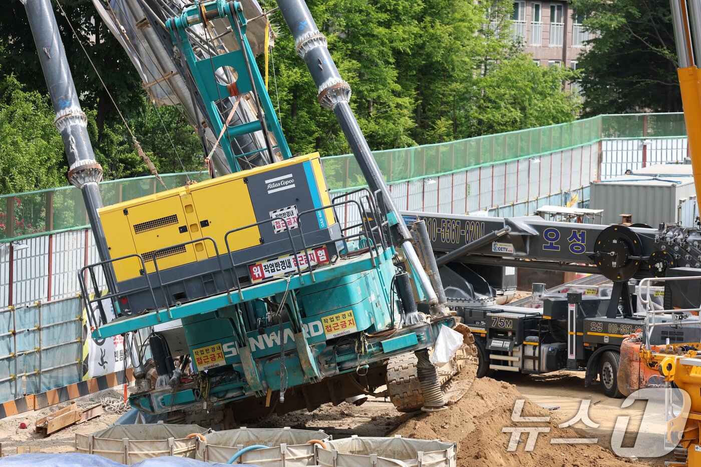 본문 이미지 - 6일 오전 경기 용인시 기흥구 서천동 인덕원~동탄 복선전철 제10공구 노반신설 기타공사 현장에 '천공기'(지반을 뚫는 건설기계)가 넘어져 있다. 