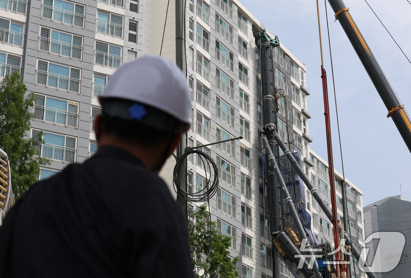 (용인=뉴스1) 김영운 기자 = 6일 오전 경기 용인시 기흥구 서천동 인덕원~동탄 복선전철 제10공구 노반신설 기타공사 현장에 '천공기'(지반을 뚫는 건설기계)가 넘어져 있다.지난 …