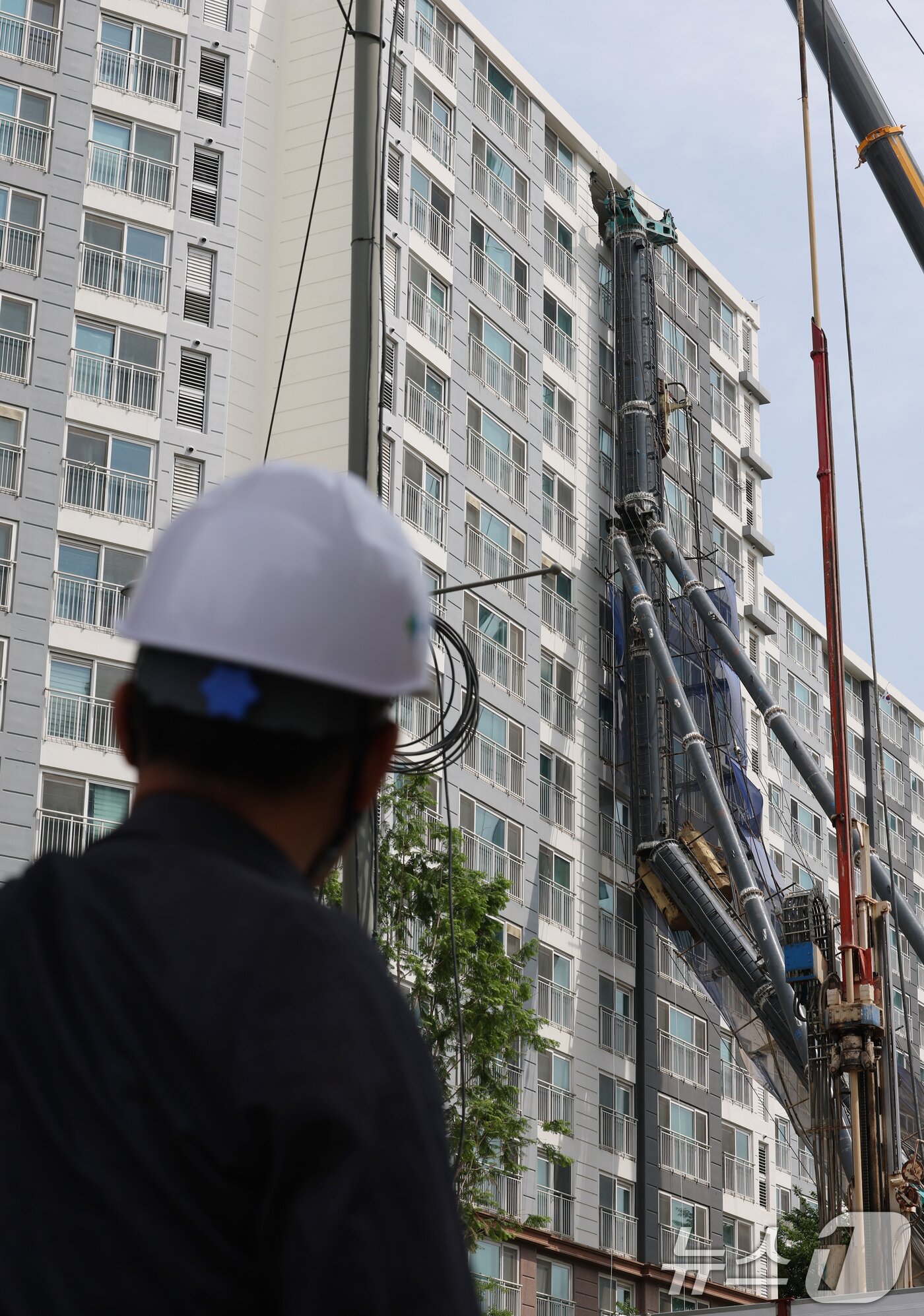 본문 이미지 - 6일 오전 경기 용인시 기흥구 서천동 인덕원~동탄 복선전철 제10공구 노반신설 기타공사 현장에 '천공기'(지반을 뚫는 건설기계)가 넘어져 있다.  2025.6.6/뉴스1 ⓒ News1 김영운 기자