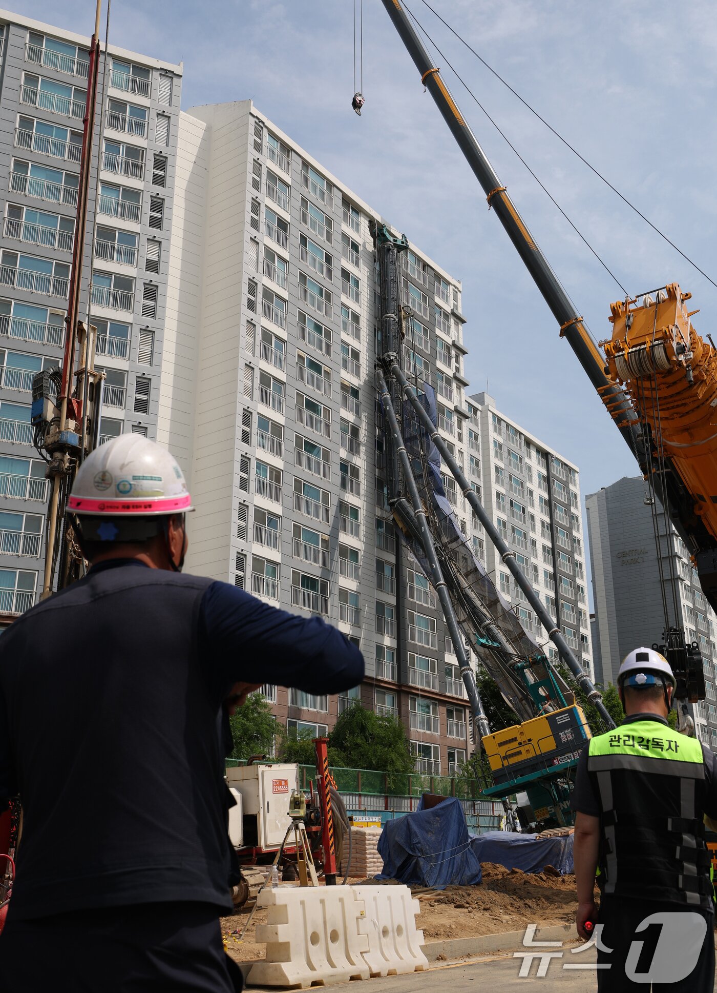 본문 이미지 - 6일 오전 경기 용인시 기흥구 서천동 인덕원~동탄 복선전철 제10공구 노반신설 기타공사 현장에 '천공기'(지반을 뚫는 건설기계)가 넘어져 있다.  2025.6.6/뉴스1 ⓒ News1 김영운 기자