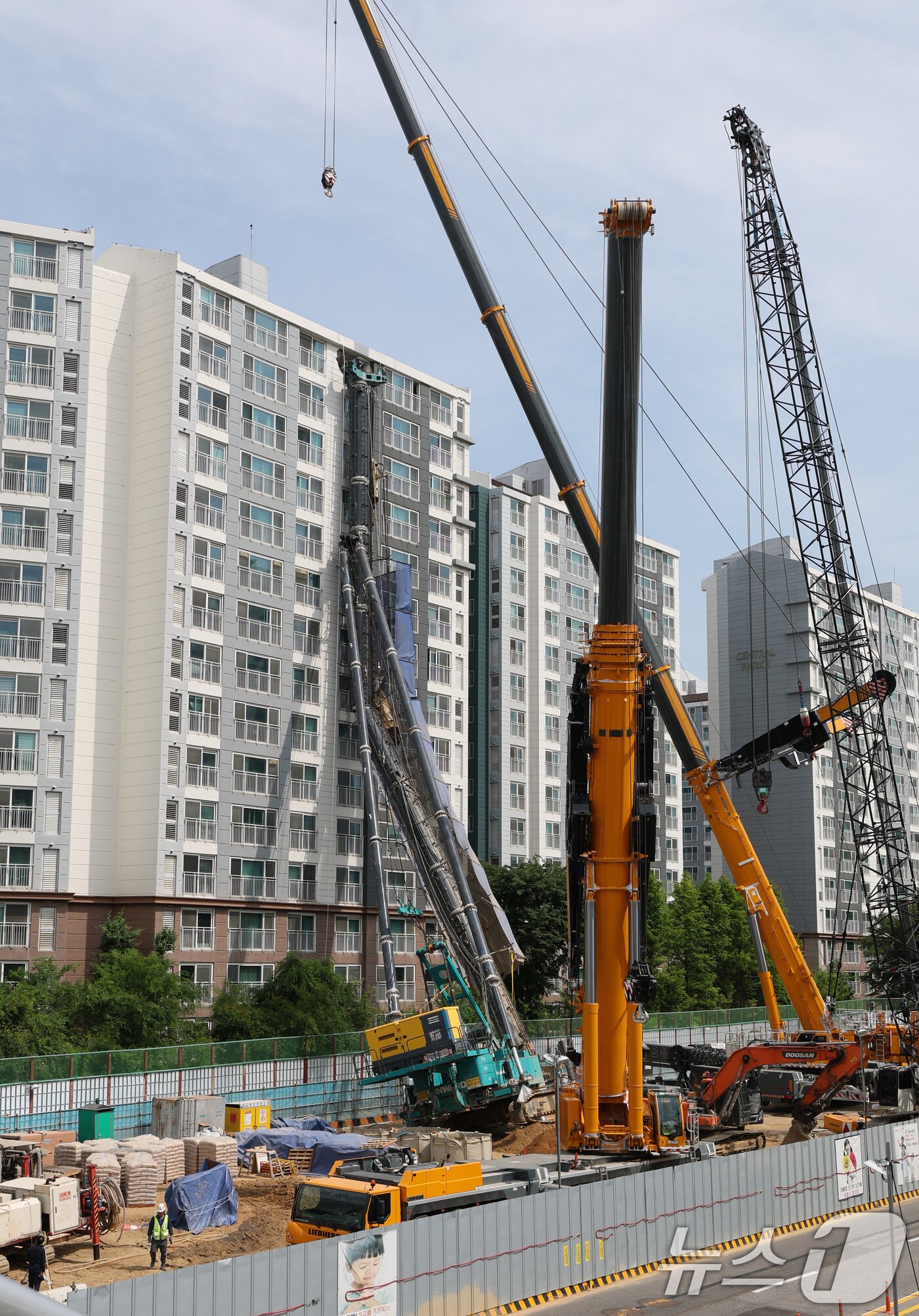 본문 이미지 - 6일 오전 경기 용인시 기흥구 서천동 인덕원~동탄 복선전철 제10공구 노반신설 기타공사 현장에 '천공기'(지반을 뚫는 건설기계)가 넘어져 있다.  2025.6.6/뉴스1 ⓒ News1 김영운 기자