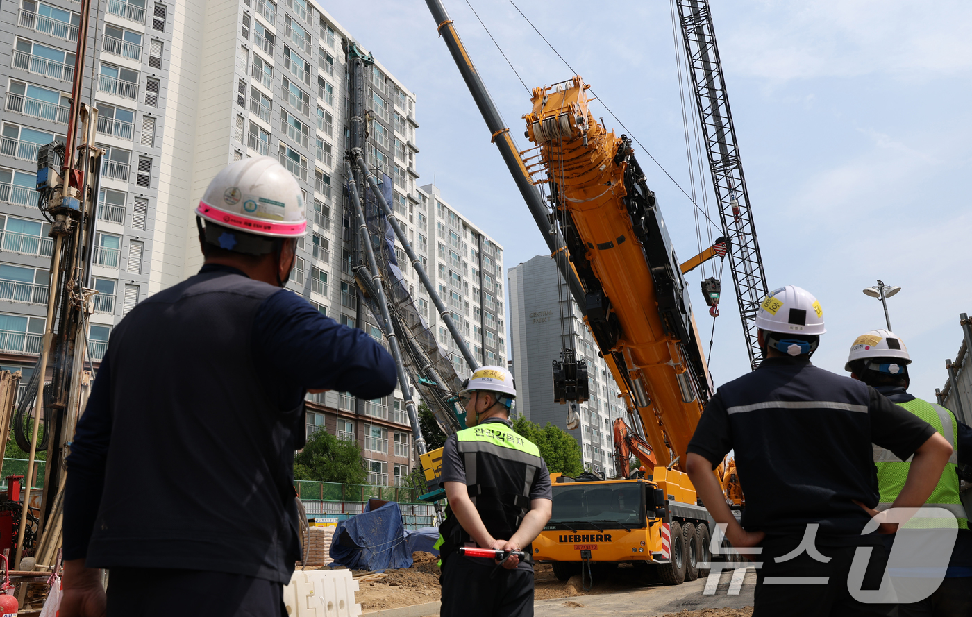 (용인=뉴스1) 김영운 기자 = 6일 오전 경기 용인시 기흥구 서천동 인덕원~동탄 복선전철 제10공구 노반신설 기타공사 현장에 '천공기'(지반을 뚫는 건설기계)가 넘어져 있다.지난 …