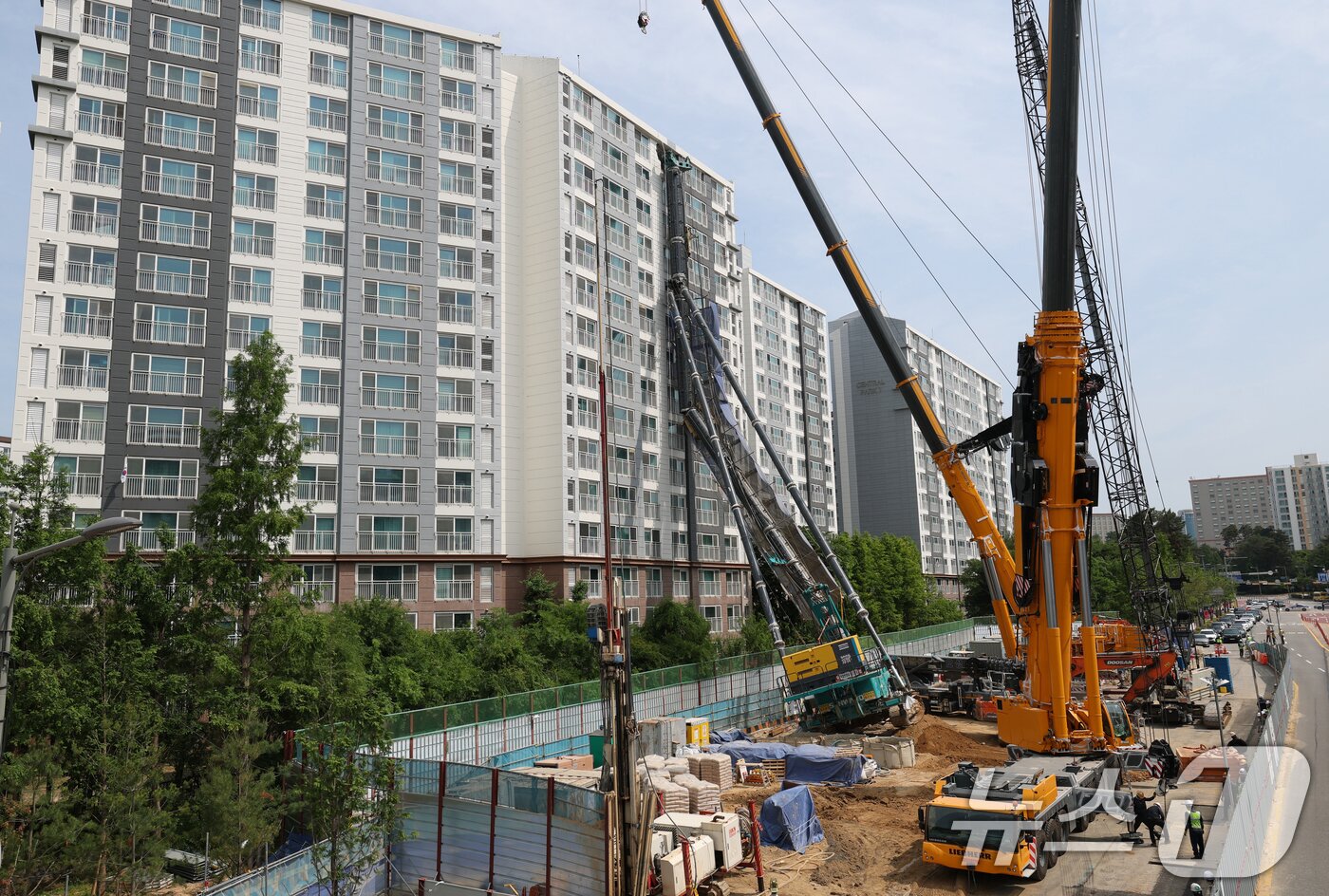 본문 이미지 - 6일 오전 경기 용인시 기흥구 서천동 인덕원~동탄 복선전철 제10공구 노반신설 기타공사 현장에 '천공기'(지반을 뚫는 건설기계)가 넘어져 있다. 2025.6.6/뉴스1 ⓒ News1 김영운 기자