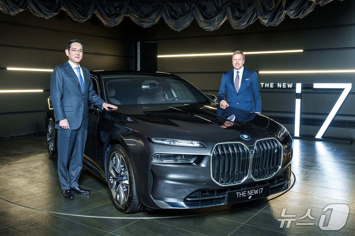 본문 이미지 -  인천 영종도 BMW 드라이빙 센터에서 열린 뉴 i7 차량 인도식에 참석한 이재용 삼성전자 회장&#40;왼쪽&#41;과 올리버 집세 BMW 그룹 회장.&#40;BMW 제공&#41;