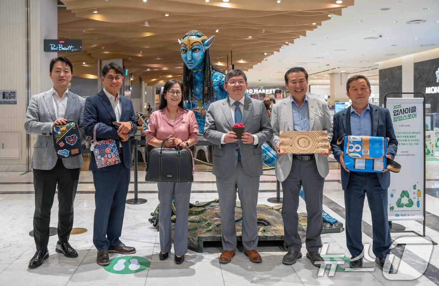 (서울=뉴스1) = 신세계백화점이 환경의 달을 맞이해 오는 8일까지 의정부점에서 업사이클링 제품을 전시 및 판매하는 팝업 스토어를 선보인다.이번 행사는 의정부점과 경기도, 경기환경 …