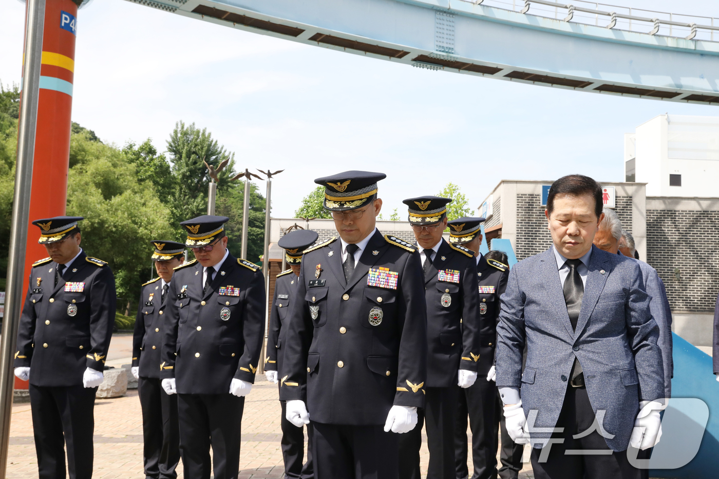 (서울=뉴스1) = 인천해양경찰서(서장 이광진)는 6일 중구 월미공원에서 제70회 현충일 추념식을 거행했다.이날 추념식에는 이광진 서장과 각 과장, 김종근 인천해양경찰재향경우회장 …