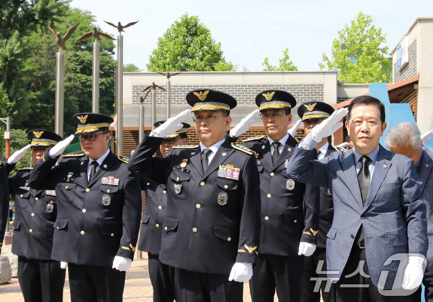 (서울=뉴스1) = 인천해양경찰서(서장 이광진)는 6일 중구 월미공원에서 제70회 현충일 추념식을 거행했다.이날 추념식에는 이광진 서장과 각 과장, 김종근 인천해양경찰재향경우회장 …