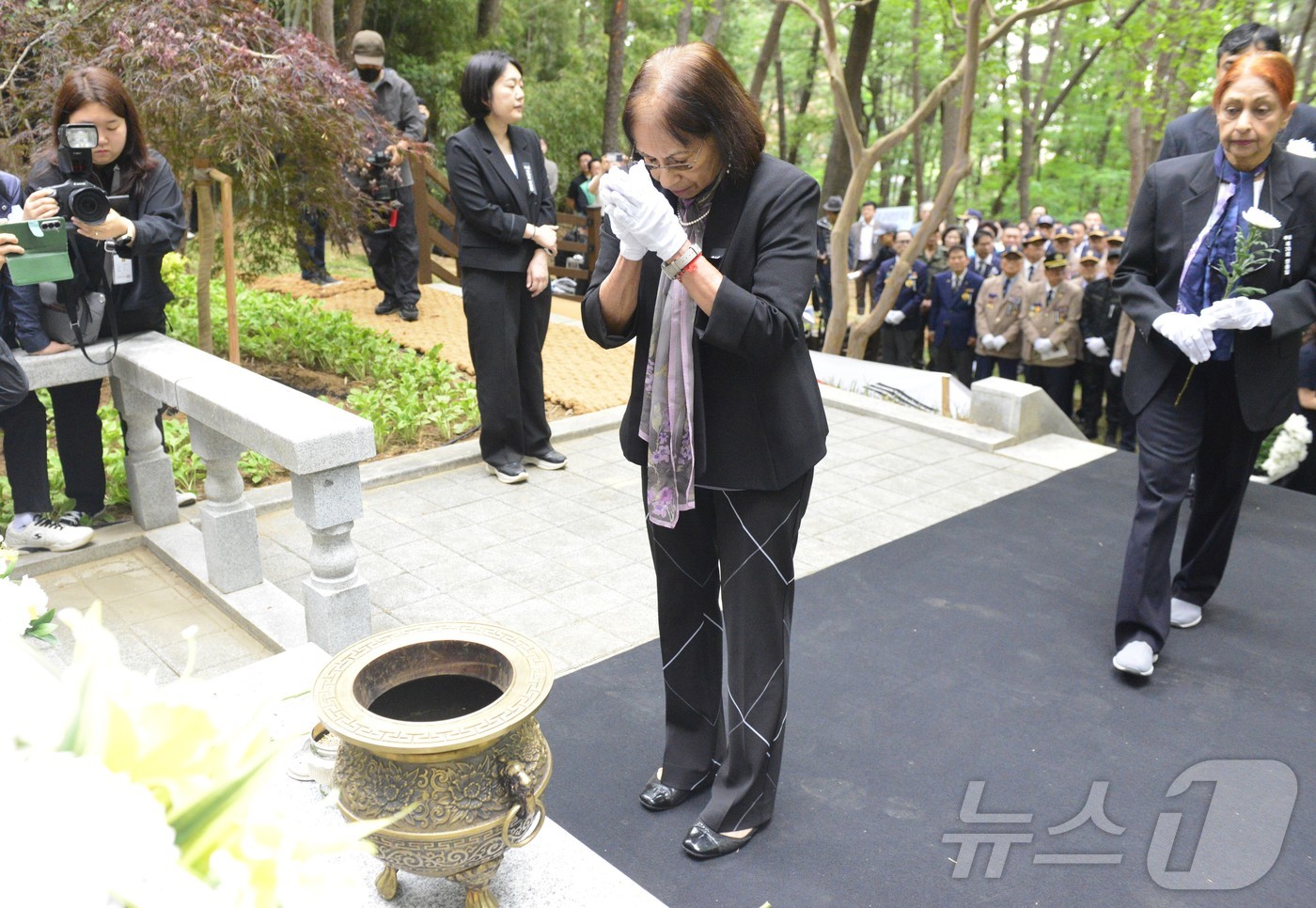 (대구=뉴스1) 이성덕 기자 = 6일 오전 대구 수성구 범어동 나야 대령 기념비에 열린 참배 행사에 참석한 고(故) 우니 나야 대령의 딸인 파바시 모한 박사(77)가 아버지를 기리 …