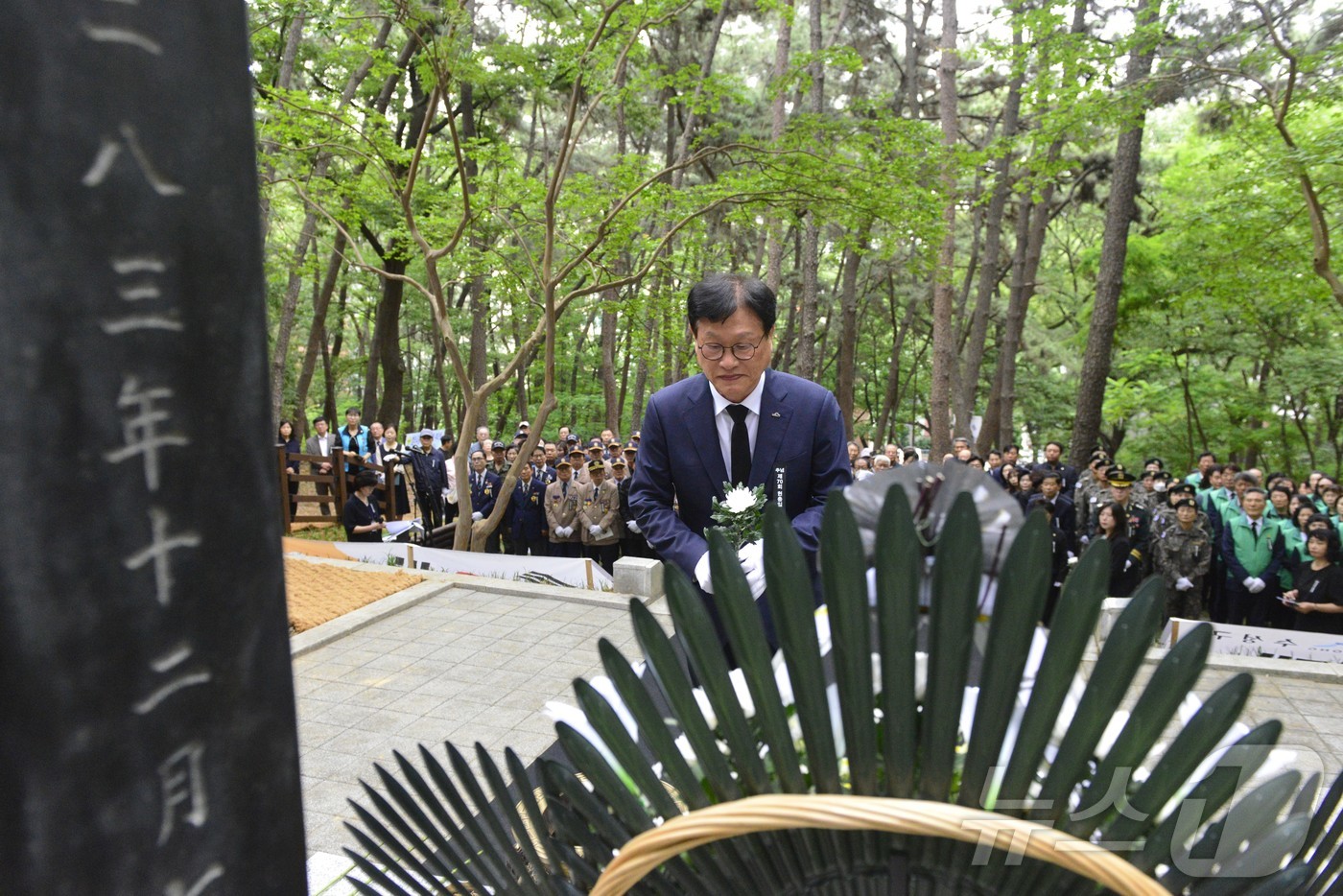 (대구=뉴스1) 이성덕 기자 = 6일 오전 대구 수성구 범어동 나야 대령 기념비에 열린 참배 행사에 참석한 김대권 구청장이 헌화하고 있다. 나야 대령은 6·25전쟁 당시 유엔(UN …