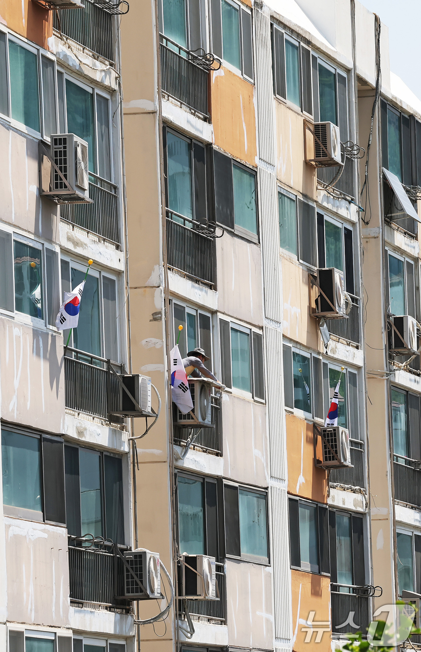 (서울=뉴스1) 장수영 기자 = 제70회 현충일인 6일 오전 서울의 한 아파트 단지 일부세대에 태극기가 게양돼 있다. 2025.6.6/뉴스1