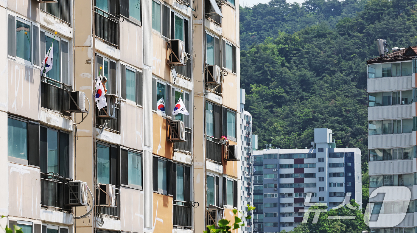 (서울=뉴스1) 장수영 기자 = 제70회 현충일인 6일 오전 서울의 한 아파트 단지 일부세대에 태극기가 게양돼 있다. 2025.6.6/뉴스1