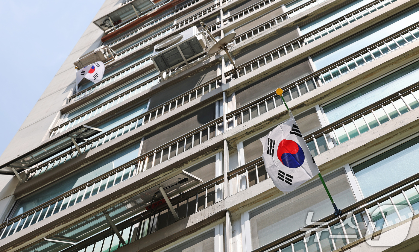(서울=뉴스1) 장수영 기자 = 제70회 현충일인 6일 오전 서울의 한 아파트 단지 일부세대에 태극기가 게양돼 있다. 2025.6.6/뉴스1