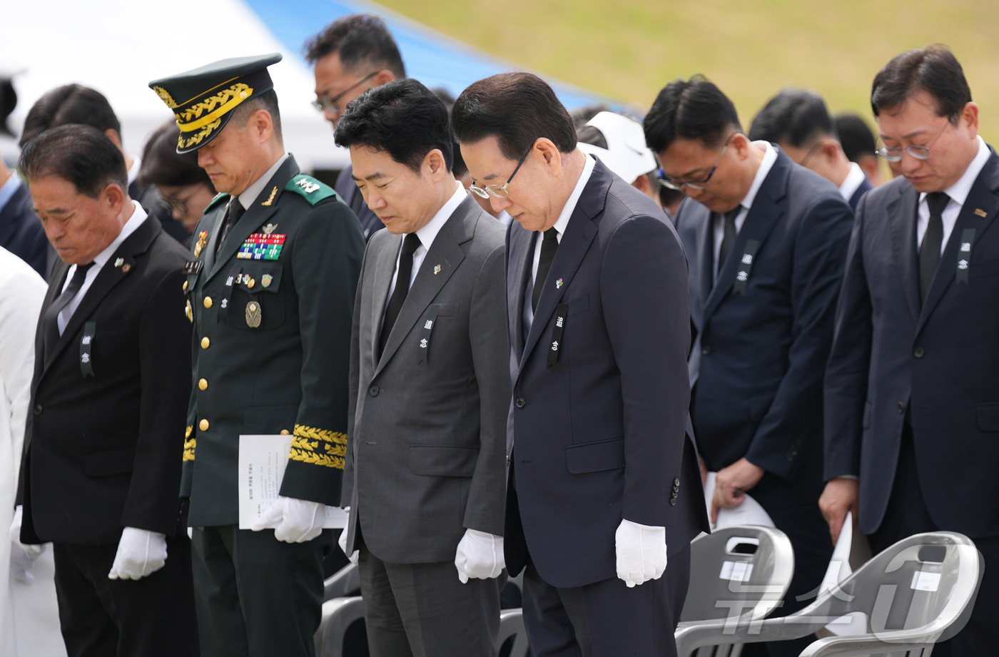 (무안=뉴스1) 전원 기자 = 김영록 전라남도지사가 6일 담양군 평화예술광장에서 열린 ‘제70회 현충일 추념식’에 참석, 사이렌 취명에 맞춰 묵념을 하고 있다.(전남도 제공. 재판 …