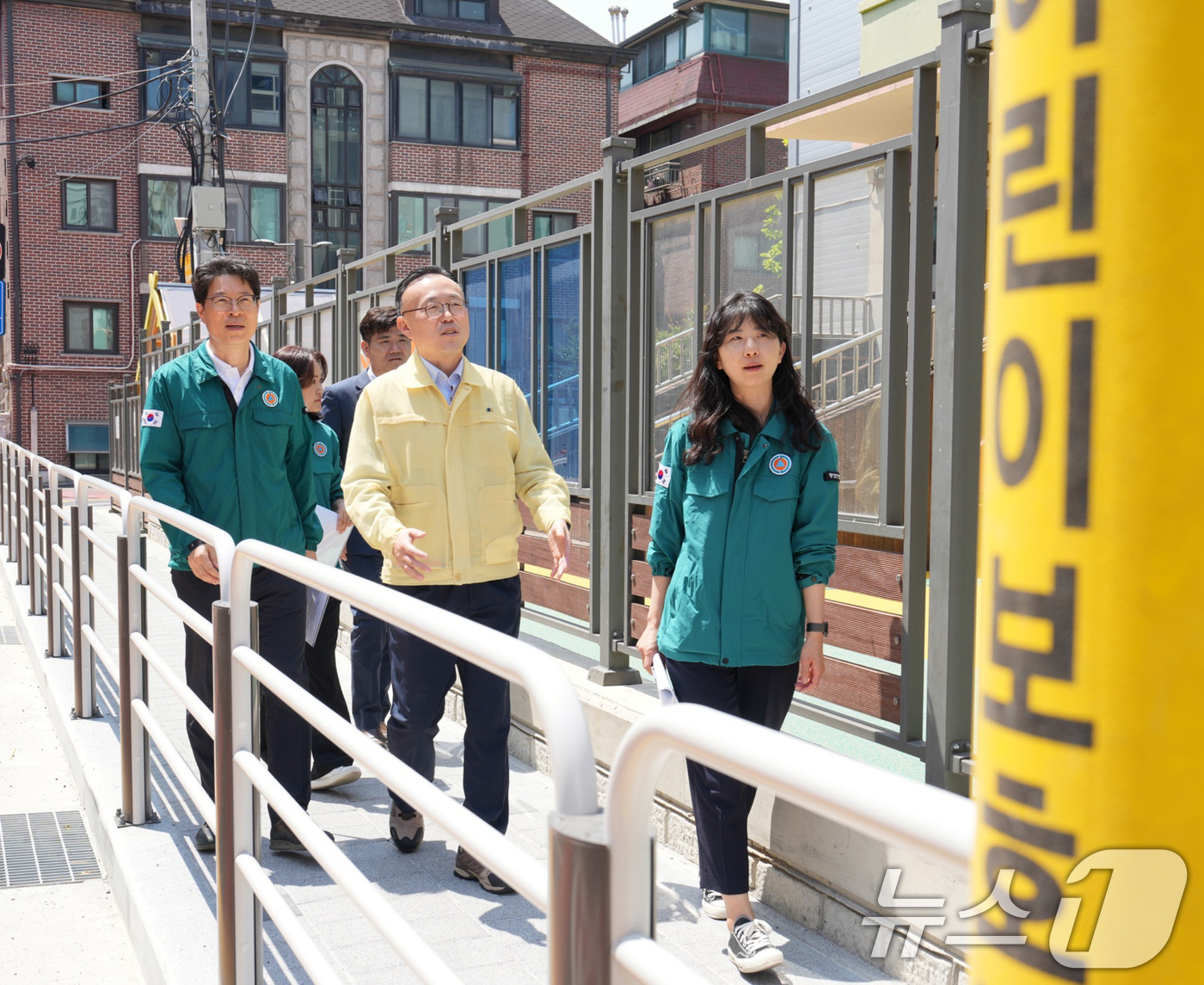 (서울=뉴스1) = 이한경 행정안전부 재난안전관리본부장이 6일 서울 도곡초교 인근 어린이 보호구역을 방문해 과속방지턱, 무인 교통단속 장비 등 통학로 안전관리 실태를 점검하고 있다 …