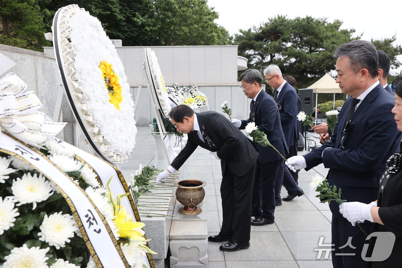 본문 이미지 - 6일 오전 진천군 충혼탑에서 진천군 관계자들이 70회 현충일 추념식을 하고 있다.(진천군 제공, 재판매 및 DB금지)/뉴스1
