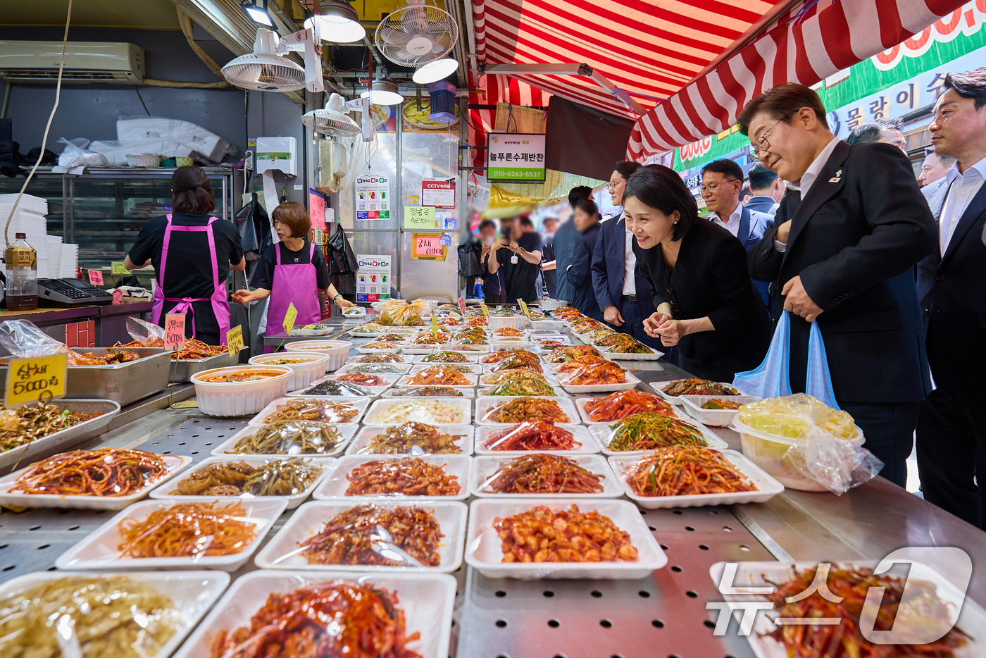 (서울=뉴스1) = 이재명 대통령과 부인 김혜경 여사가 6일 서울 사당동 남성시장을 방문해 반찬을 고르고 있다. (대통령실 제공. 재판매 및 DB 금지) 2025.6.6/뉴스1