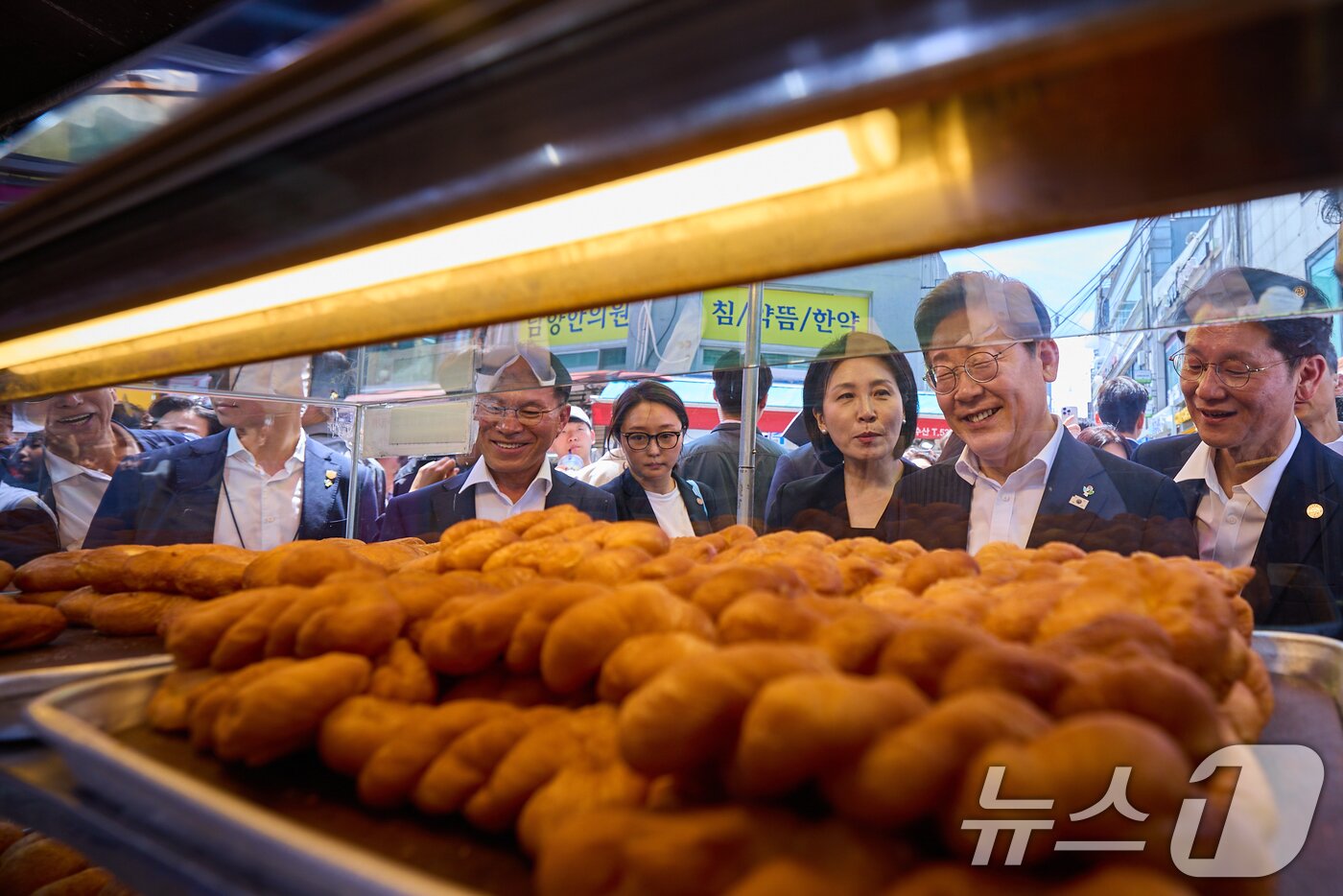 본문 이미지 - 이재명 대통령과 김혜경 여사가 6일 서울 사당동 남성시장을 방문해 상인과 대화하고 있다. (대통령실 제공. 재판매 및 DB 금지) 2025.6.6/뉴스1