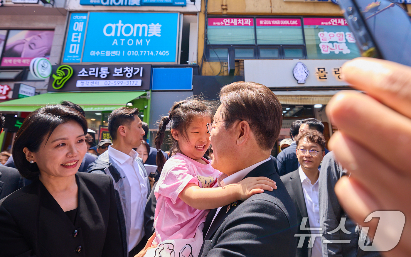 (서울=뉴스1) = 이재명 대통령과 김혜경 여사가 6일 서울 사당동 남성시장을 방문해 어린이를 안아주고 있다. (대통령실 제공. 재판매 및 DB 금지) 2025.6.6/뉴스1