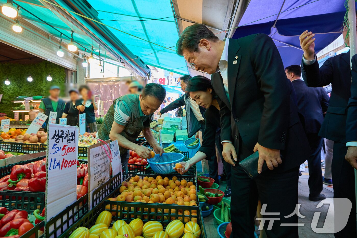 본문 이미지 - 이재명 대통령과 부인 김혜경 여사가 6일 서울 사당동 남성시장을 방문해 과일을 고르고 있다. (대통령실 제공. 재판매 및 DB 금지) 2025.6.6/뉴스1