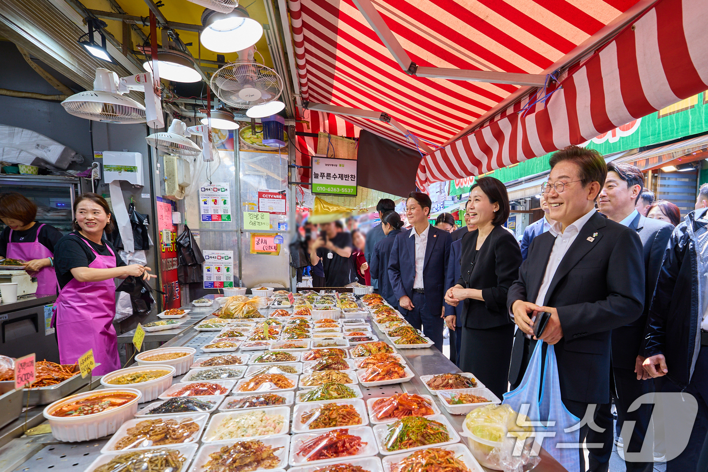 (서울=뉴스1) = 이재명 대통령과 김혜경 여사가 6일 서울 사당동 남성시장을 방문해 상인들과 대화하고 있다. (대통령실 제공. 재판매 및 DB 금지) 2025.6.6/뉴스1