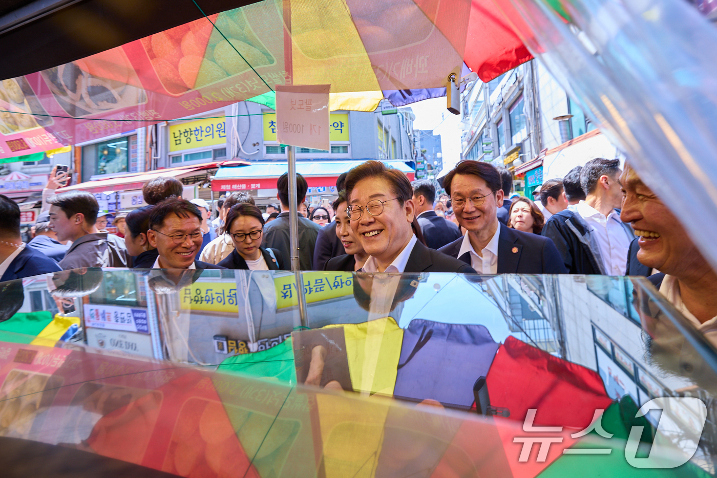 (서울=뉴스1) = 이재명 대통령과 김혜경 여사가 6일 서울 사당동 남성시장을 방문해 상인과 대화하고 있다. (대통령실 제공. 재판매 및 DB 금지) 2025.6.6/뉴스1