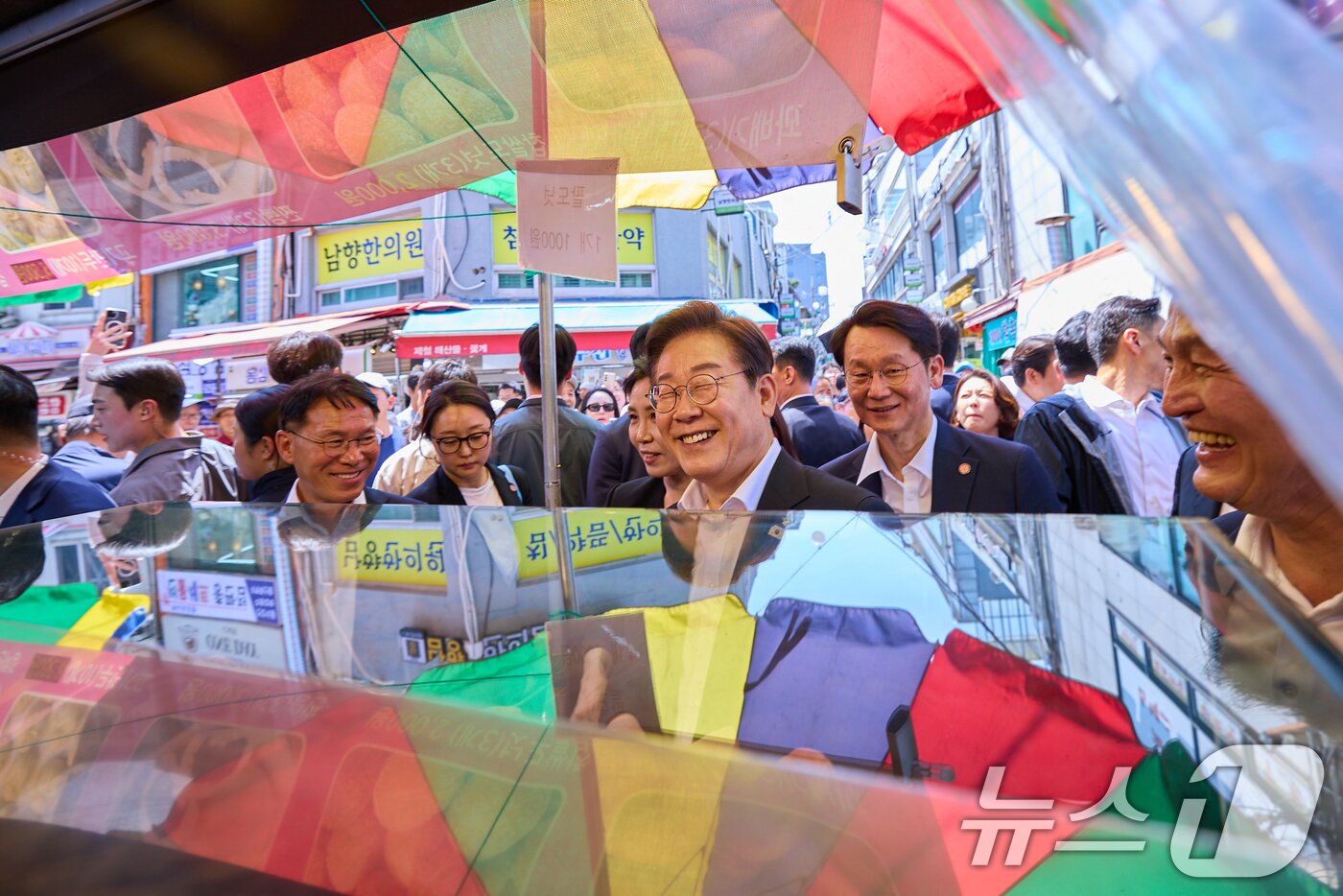 본문 이미지 - 이재명 대통령과 김혜경 여사가 6일 서울 사당동 남성시장을 방문해 상인과 대화하고 있다. (대통령실 제공. 재판매 및 DB 금지) 2025.6.6/뉴스1