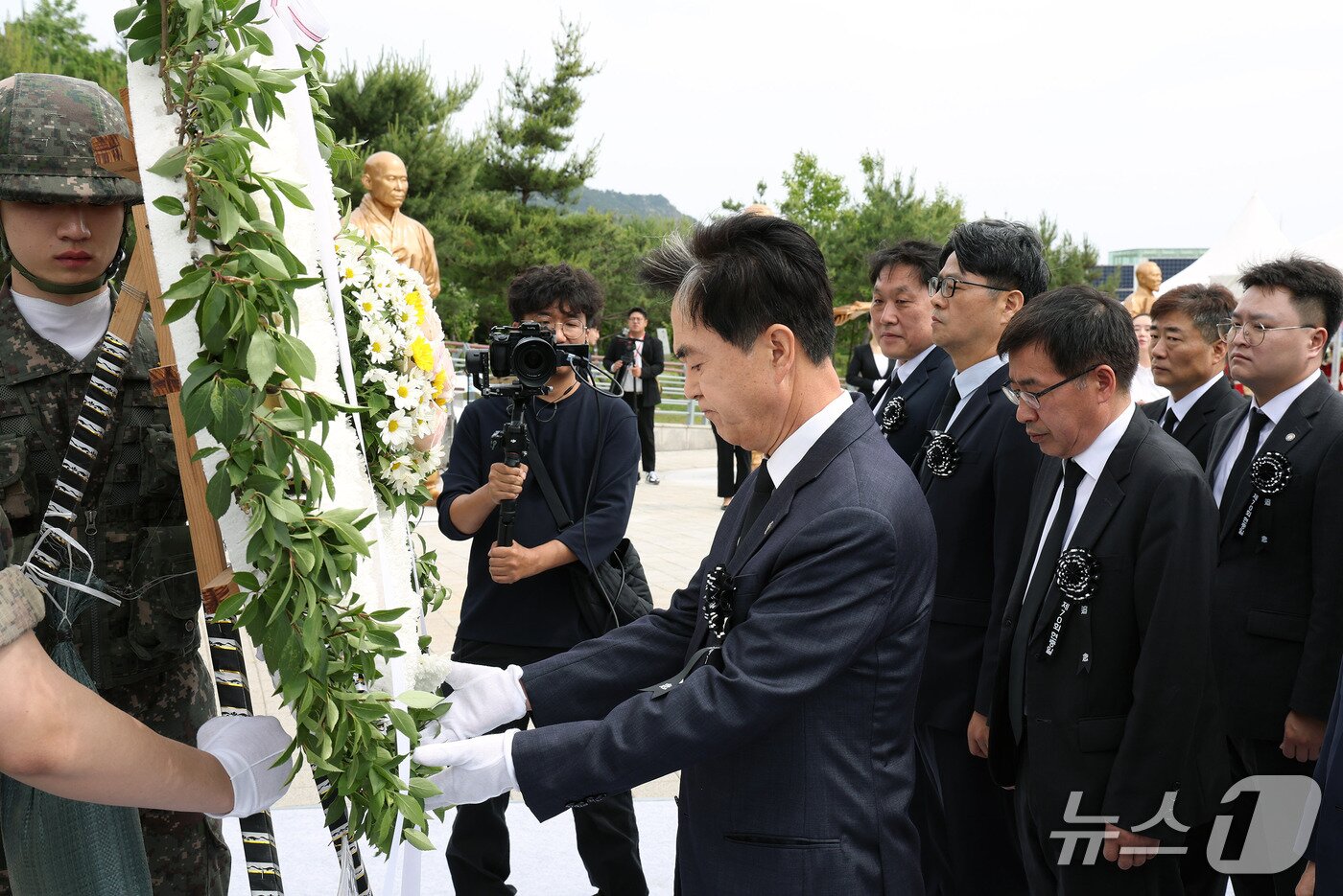 본문 이미지 -  제70주년 현충일을 맞아 김태흠 충남지사가 충남보훈공원에서 열린 추념식에 참석한 모습. (충남도 제공, 재판매 및 DB금지) / 뉴스1