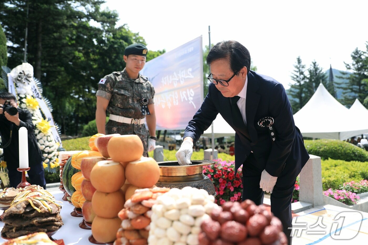 본문 이미지 - 최상기 인제군수가 6일 남면 신남리 위령비에서 열리는 제70회 현충일 추념식에 참석해 분향하고 있다.&#40;인제군 제공, 재판매 및 DB금지&#41;