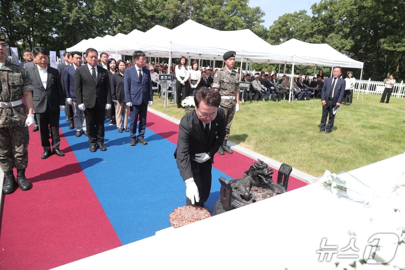 본문 이미지 - 육동한 춘천시장이 6일 우두동 충렬탑에서 열린 제70회 현충일 추념식에 참석해 분향하고 있다.&#40;춘천시 제공, 재판매 및 DB금지&#41;