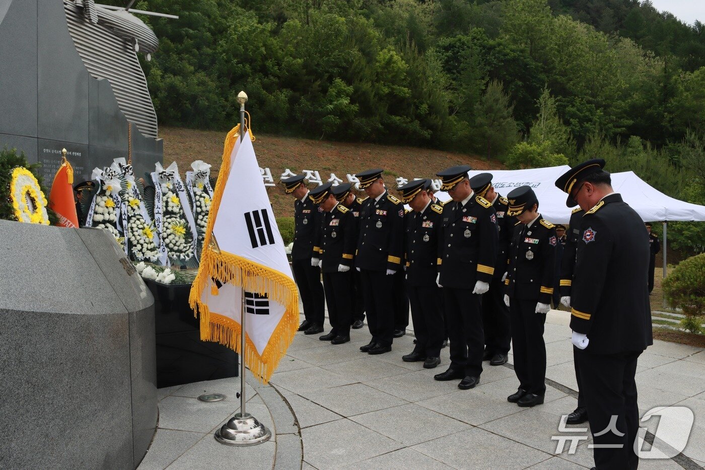 본문 이미지 - 강원소방본부가  6일  태백 한국안전체험관 내 순직소방인 추모비에서 추모를 하고 있다.&#40;강원도소방본부 제공, 재판매 및 DB금지&#41;