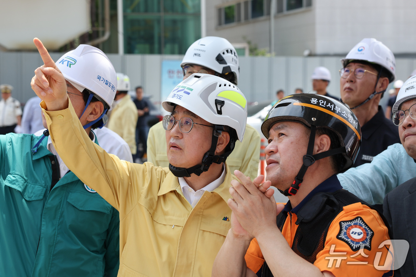 (용인=뉴스1) = 6일 오전 김동연 경기도지사가 용인 전철 공사현장 천공기 전도사고 현장 점검을 하고 있다. (경기도 제공, 재판매 및 DB금지)