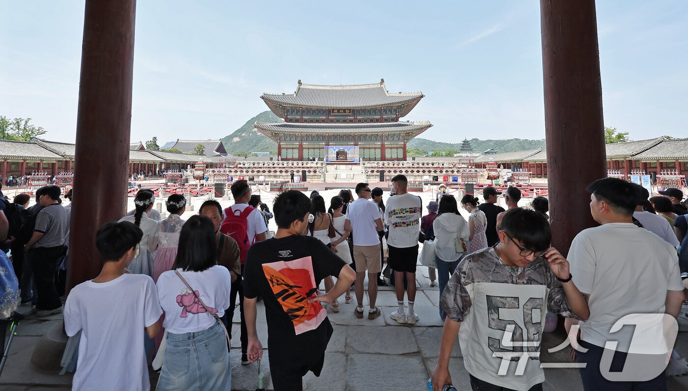 본문 이미지 - 현충일 연휴 첫인 6일 오후 서울 종로구 경복궁을 찾은 관람객들이 즐거운 시간을 보내고 있다. 2025.6.6/뉴스1 ⓒ News1 장수영 기자