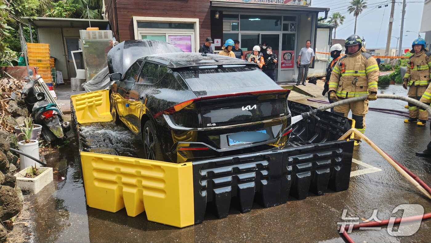본문 이미지 - 6일 오후 제주 남원읍 전기차 화재 현장에 투입된 이동식 수조.(제주소방안전본부 제공. 재판매 및 DB 금지)