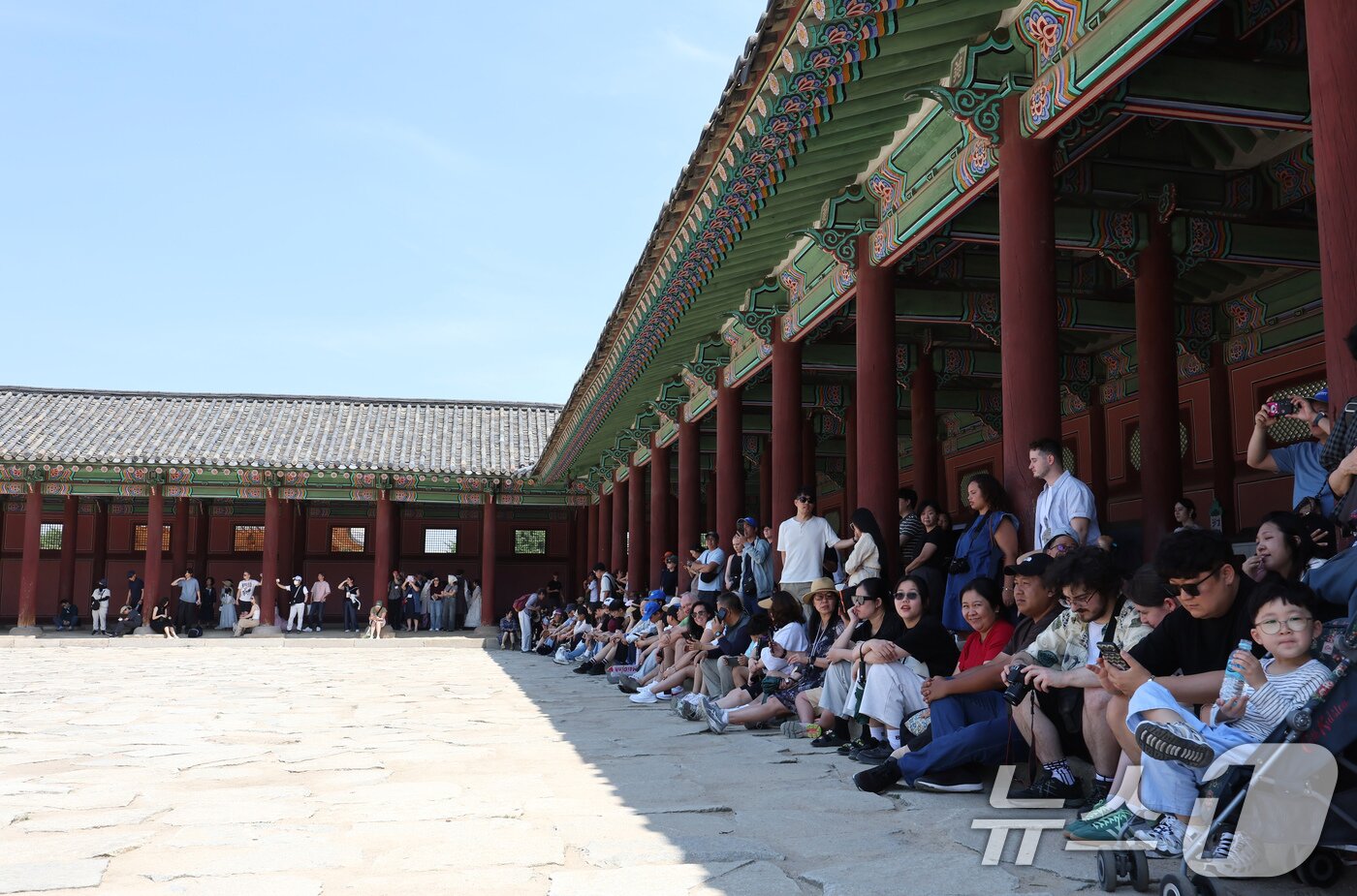 본문 이미지 - 현충일 연휴 첫인 6일 오후 서울 종로구 경복궁을 찾은 관람객들이 햇빛을 피해 그늘에 모여 앉아 있다. 2025.6.6/뉴스1 ⓒ News1 장수영 기자