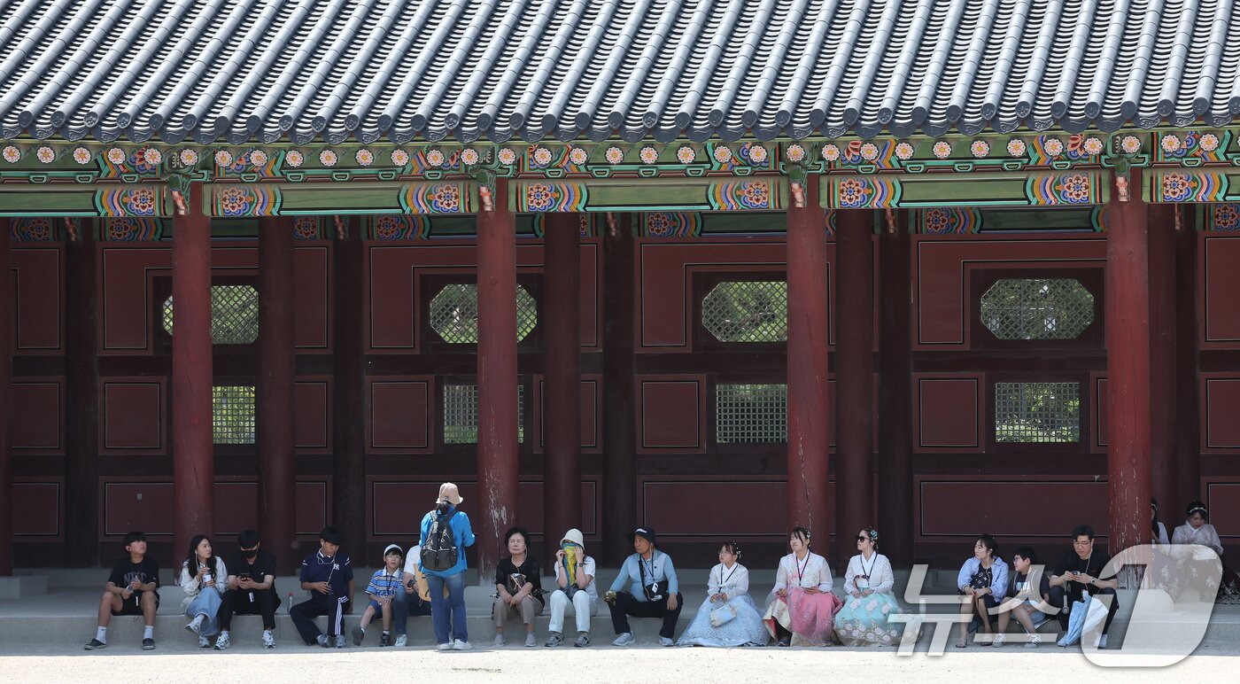 본문 이미지 - 현충일 연휴 첫인 6일 오후 서울 종로구 경복궁을 찾은 관람객들이 햇빛을 피해 그늘에 모여 앉아 있다. 2025.6.6/뉴스1 ⓒ News1 장수영 기자
