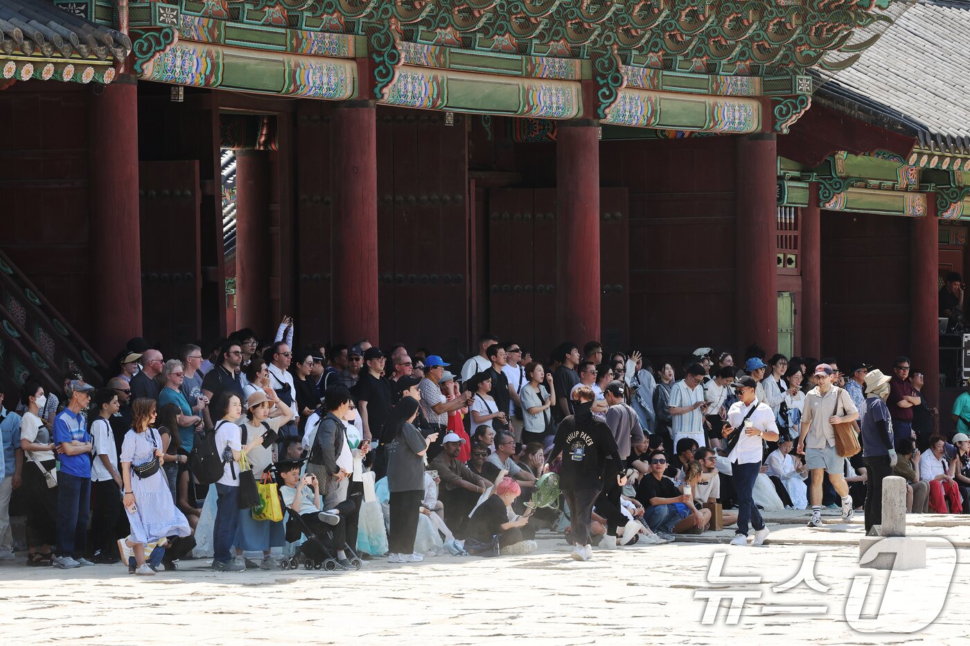 본문 이미지 - 현충일 연휴 첫인 6일 오후 서울 종로구 경복궁을 찾은 관람객들이 햇빛을 피해 그늘에 모여 앉아 있다. 2025.6.6/뉴스1 ⓒ News1 장수영 기자