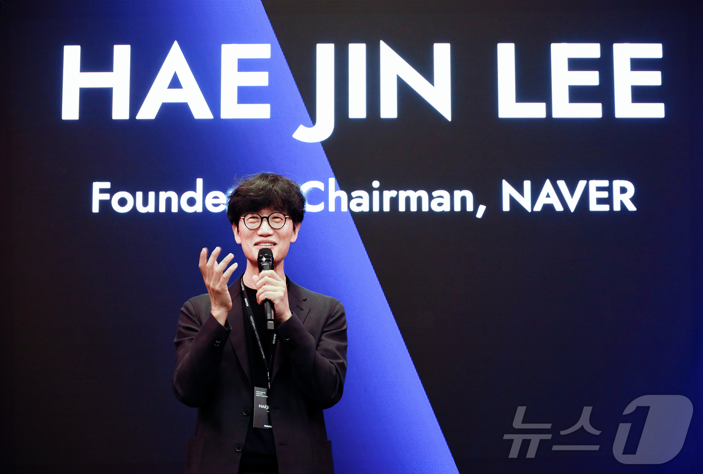 (서울=뉴스1) = 이해진 네이버 이사회 의장이 5일(현지시간) 미국 실리콘벨리 포시즌 호텔에서 열린 네이버 벤처스 네트워킹 행사에서 발표를 하고 있다. (네이버 제공. 재판매 및 …