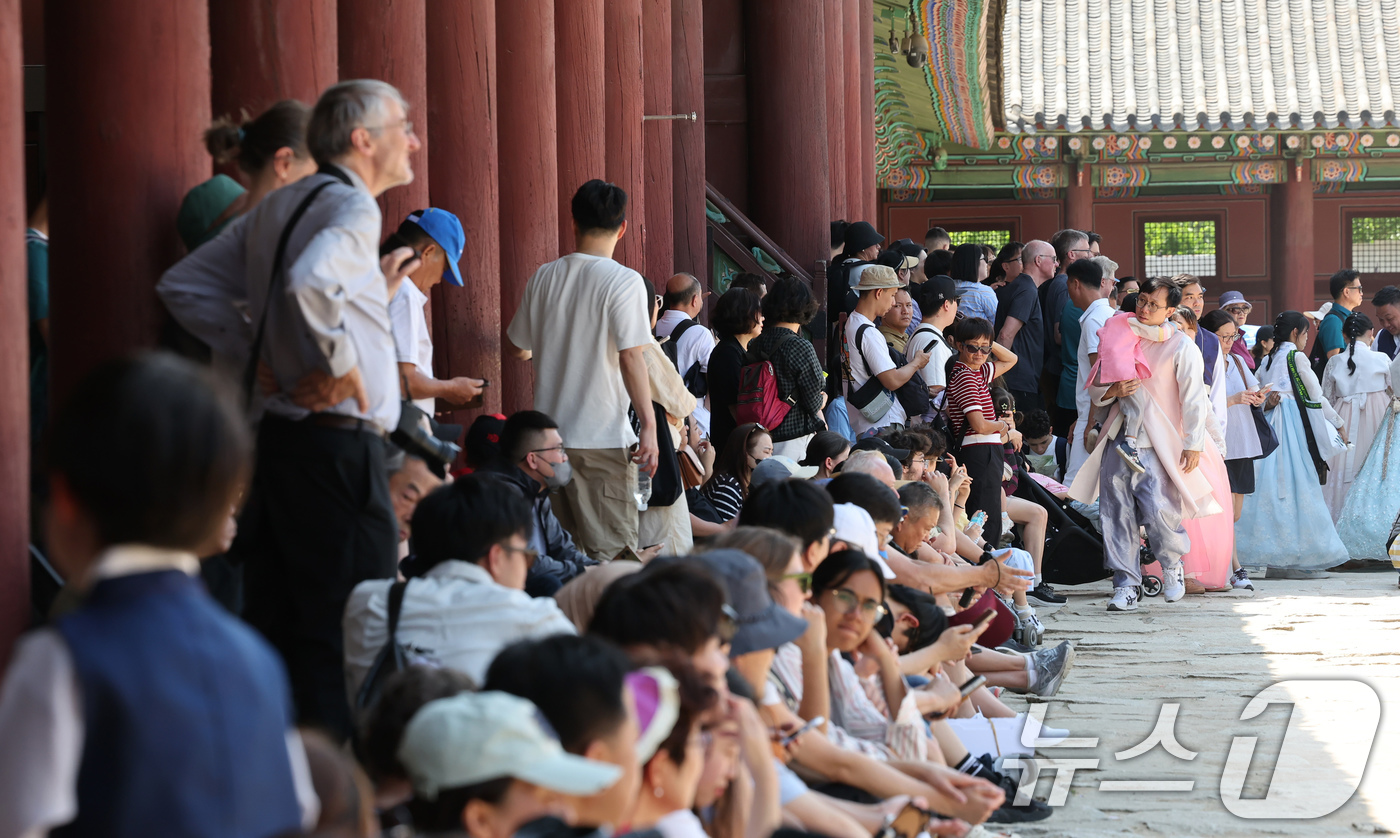 (서울=뉴스1) 장수영 기자 = 현충일 연휴 첫인 6일 오후 서울 종로구 경복궁을 찾은 관람객들이 햇빛을 피해 그늘에 모여 앉아 있다. 2025.6.6/뉴스1