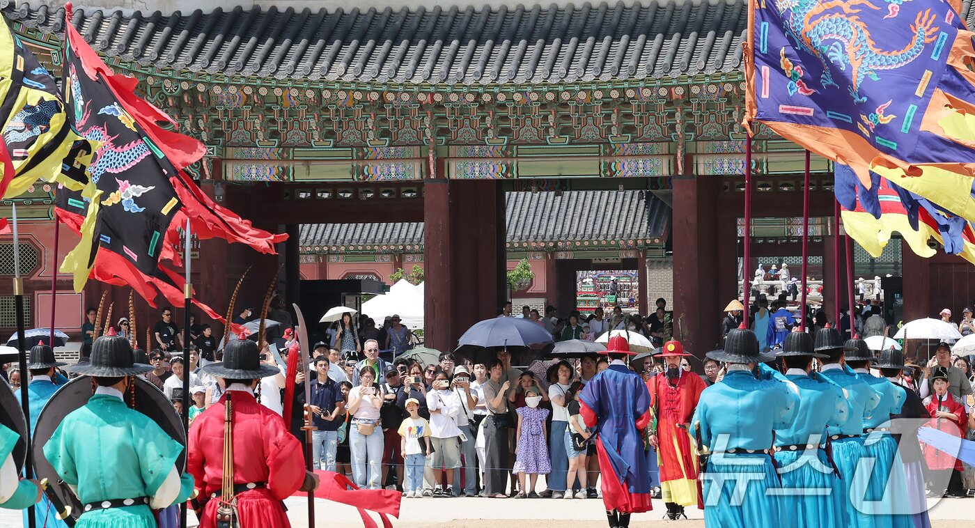 본문 이미지 - 현충일 연휴 첫인 6일 오후 서울 종로구 경복궁을 찾은 관람객들이 수문장 교대식을 바라보며 즐거운 시간을 보내고 있다. 2025.6.6/뉴스1 ⓒ News1 장수영 기자