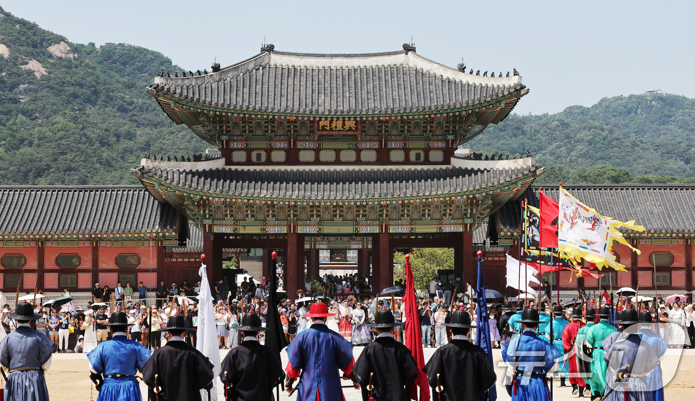 (서울=뉴스1) 장수영 기자 = 현충일 연휴 첫인 6일 오후 서울 종로구 경복궁을 찾은 관람객들이 수문장 교대식을 바라보며 즐거운 시간을 보내고 있다. 2025.6.6/뉴스1