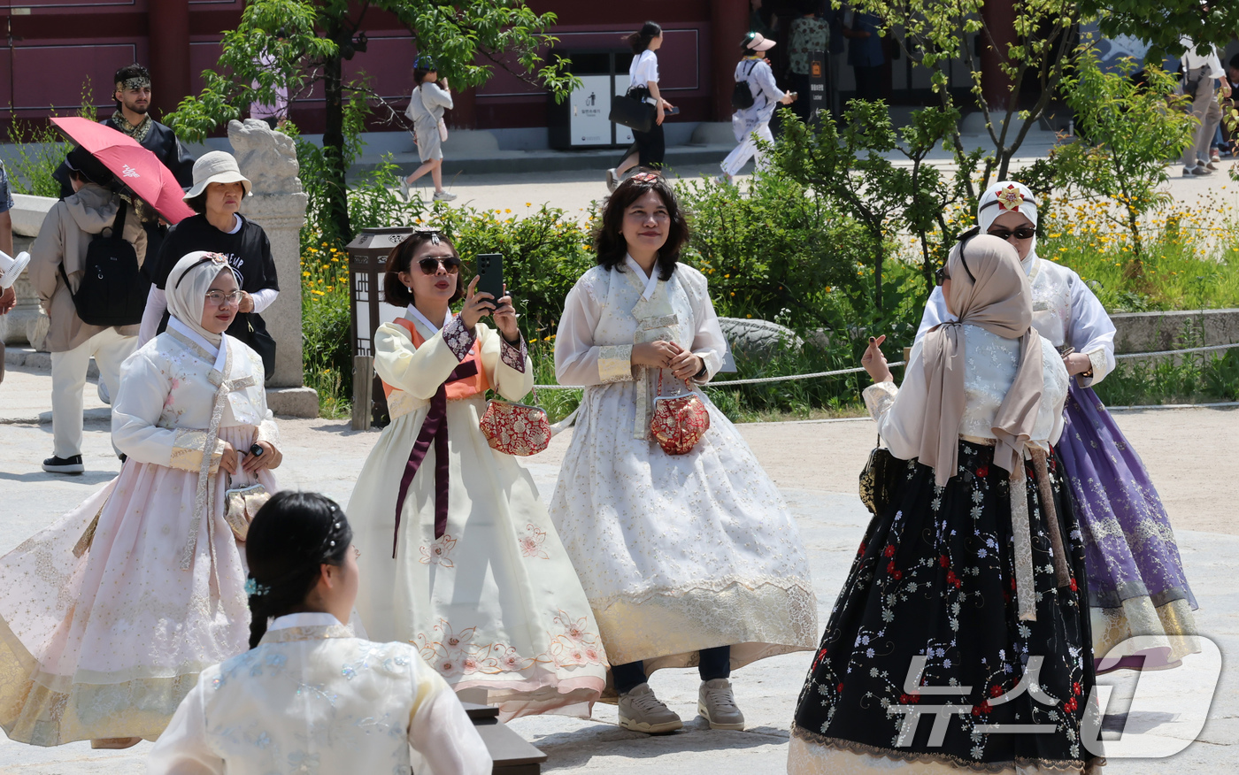 (서울=뉴스1) 장수영 기자 = 현충일 연휴 첫인 6일 오후 서울 종로구 경복궁을 찾은 외국인 관광객들이 즐거운 시간을 보내고 있다. 2025.6.6/뉴스1