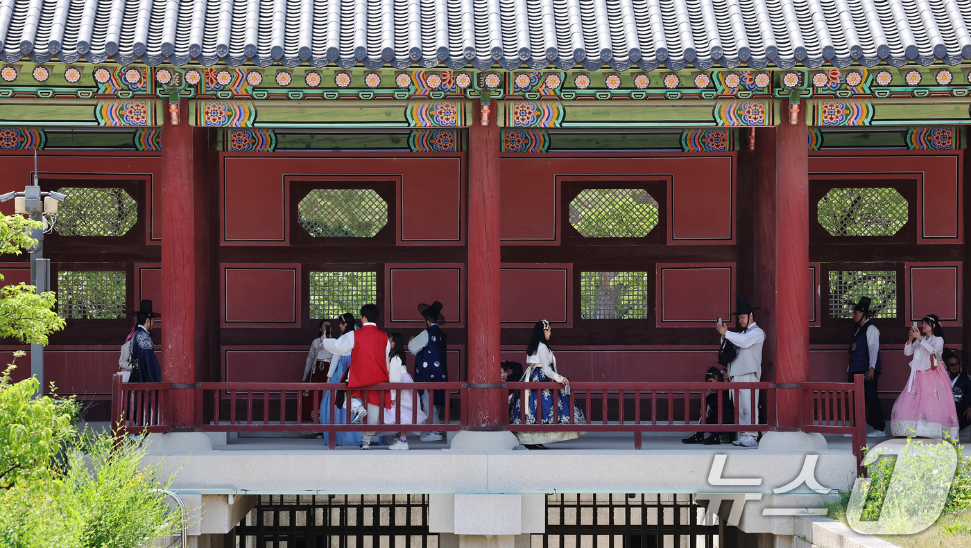 (서울=뉴스1) 장수영 기자 = 현충일 연휴 첫인 6일 오후 서울 종로구 경복궁을 찾은 관람객들이 즐거운 시간을 보내고 있다. 2025.6.6/뉴스1