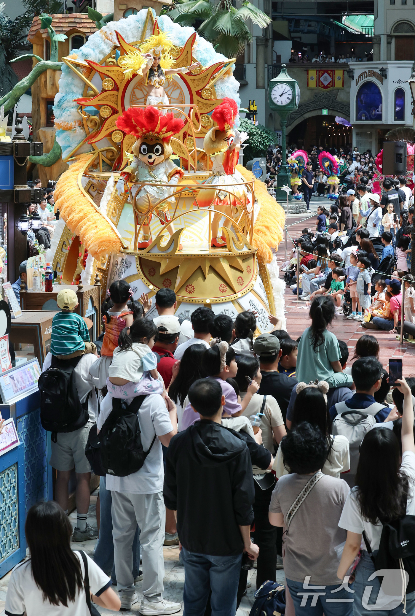 (서울=뉴스1) 박세연 기자 = 현충일 연휴가 시작된 6일 오후 서울 송파구 롯데월드 어드벤처를 찾은 나들이객들이 퍼레이드를 관람하며 즐거운 시간을 보내고 있다. 2025.6.6/ …