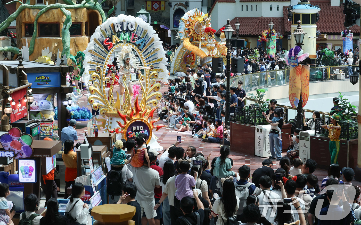 (서울=뉴스1) 박세연 기자 = 현충일 연휴가 시작된 6일 오후 서울 송파구 롯데월드 어드벤처를 찾은 나들이객들이 퍼레이드를 관람하며 즐거운 시간을 보내고 있다. 2025.6.6/ …