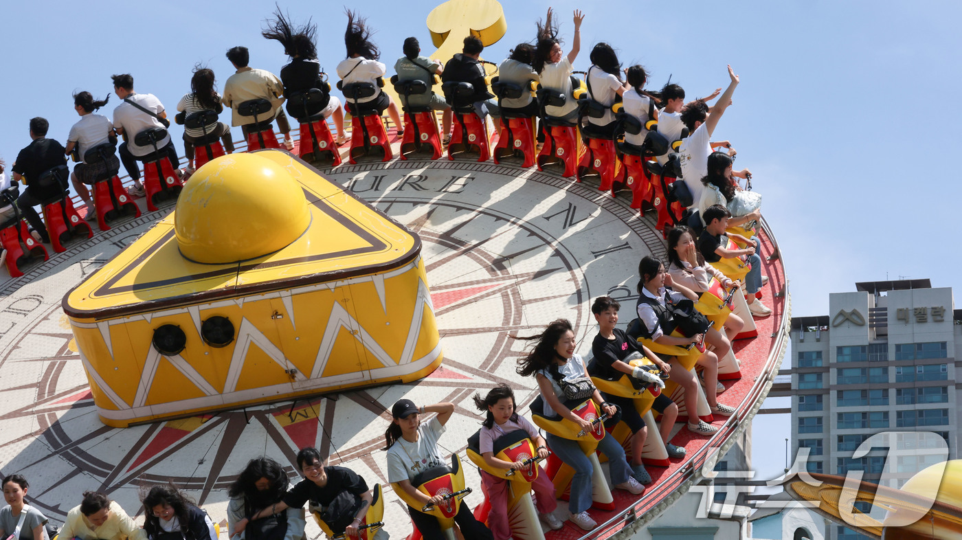 (서울=뉴스1) 박세연 기자 = 현충일 연휴가 시작된 6일 오후 서울 송파구 롯데월드 어드벤처를 찾은 나들이객들이 놀이기구를 타며 즐거운 시간을 보내고 있다. 2025.6.6/뉴스 …