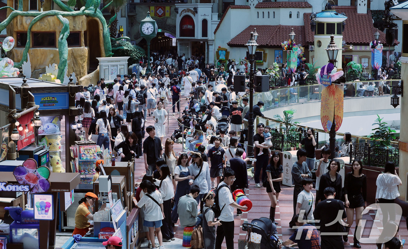 (서울=뉴스1) 박세연 기자 = 현충일 연휴가 시작된 6일 오후 서울 송파구 롯데월드 어드벤처가 나들이객들로 붐비고 있다. 2025.6.6/뉴스1