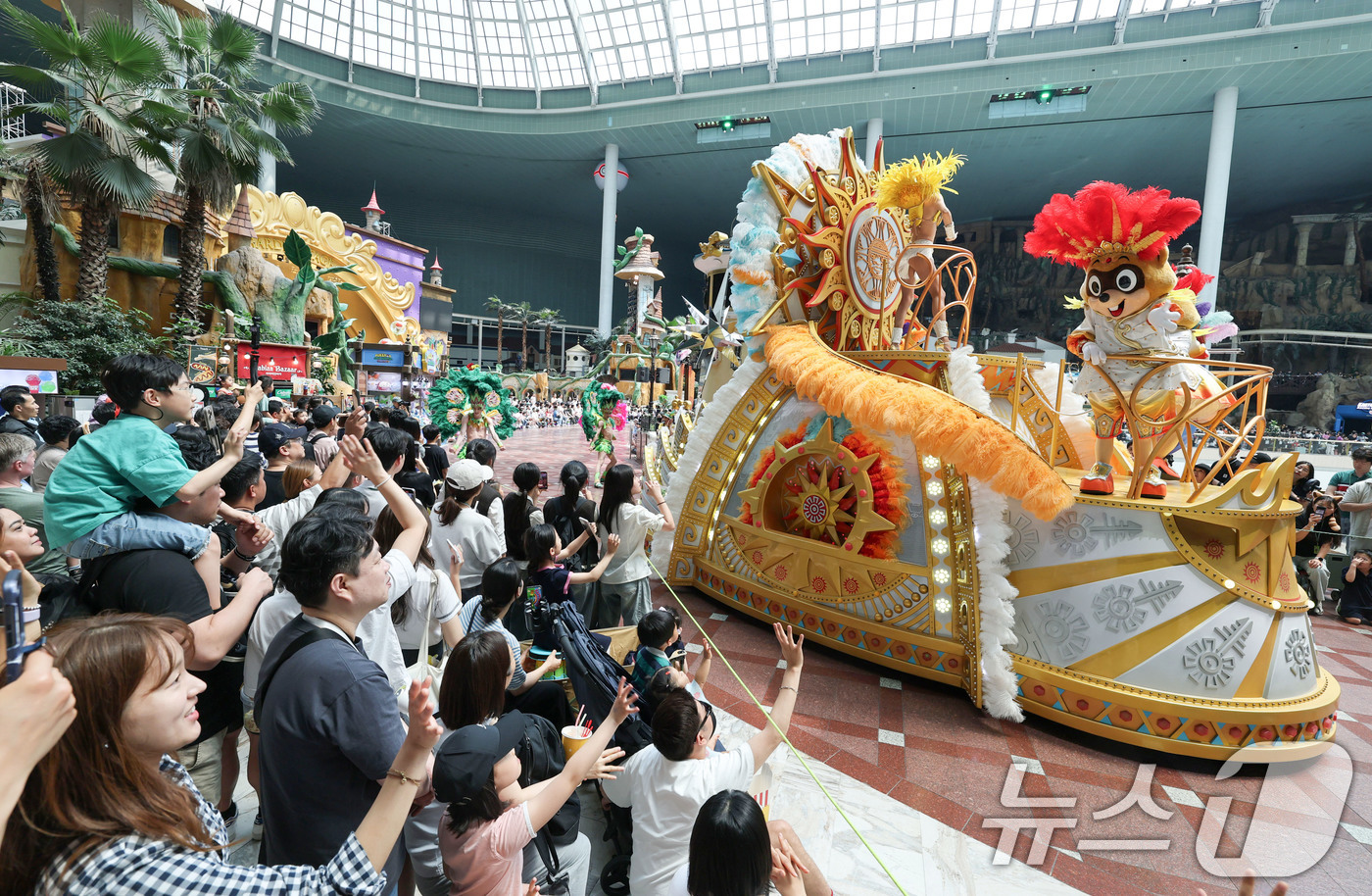 (서울=뉴스1) 박세연 기자 = 현충일 연휴가 시작된 6일 오후 서울 송파구 롯데월드 어드벤처를 찾은 나들이객들이 퍼레이드를 관람하며 즐거운 시간을 보내고 있다. 2025.6.6/ …